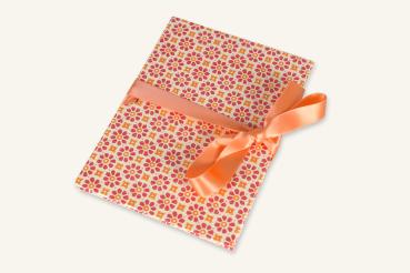 kleines Fotoalbum mit stilisierten Blumen orange-rot und rotem Schleifenband
